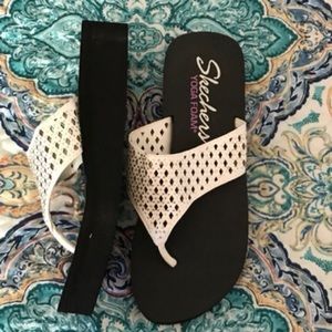 White sketchers yoga foam sandals flip-flops Sz 8